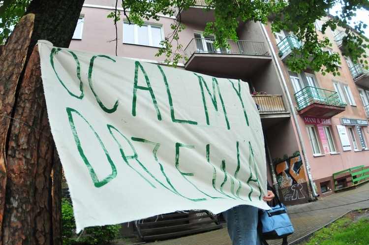 Niemal 150 osób protestowało przeciw wycince drzew przy ul. Lipowej