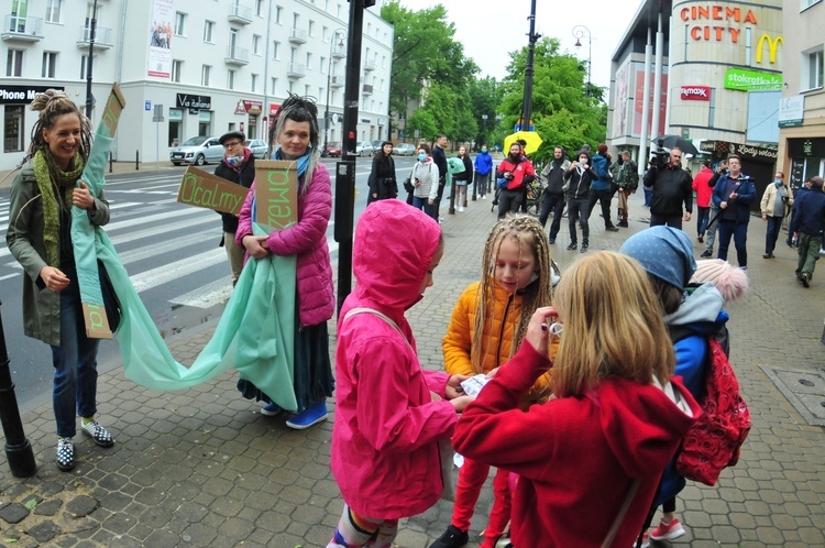 Niemal 150 osób protestowało przeciw wycince drzew przy ul. Lipowej