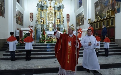 Bp Jeż błogosławi odnowione sanktuarium.