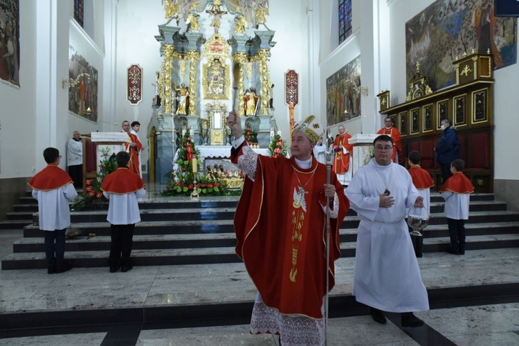 Bp Jeż błogosławi odnowione sanktuarium.