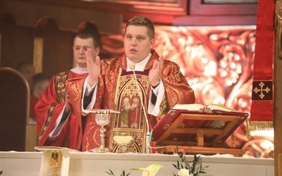 Ks. Kamil Piwowarczyk sprawuje swoją pierwszą Eucharystię w katedrze św. Mikołaja.