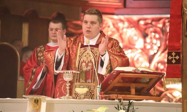 Ks. Kamil Piwowarczyk sprawuje swoją pierwszą Eucharystię w katedrze św. Mikołaja.