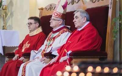 Bp Marek Mendyk w asyście ks. Tomasza Czubaka (proboszcza) i ks. Edwarda Szajdy (dziekana).