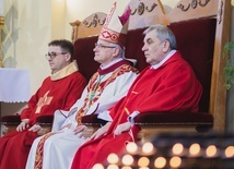 Bp Marek Mendyk w asyście ks. Tomasza Czubaka (proboszcza) i ks. Edwarda Szajdy (dziekana).