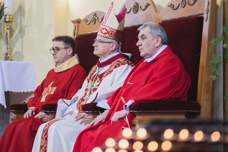 Bp Marek Mendyk w asyście ks. Tomasza Czubaka (proboszcza) i ks. Edwarda Szajdy (dziekana).