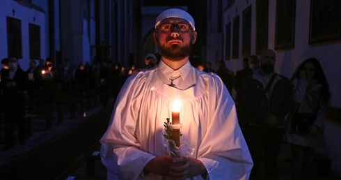 Rozmyślał godzinami, bo czuł pustkę. W końcu odnalazł Jezusa