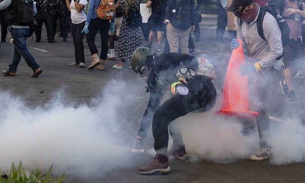 W Waszyngtonie policja użyła granatów hukowych i flar, by rozpędzić protest