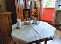 Relikwiarz wędruje od domu do domu.