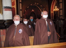 Bractwo Szkaplerzne było licznie reprezentowane.