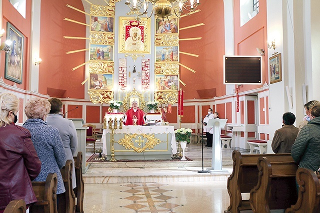 – Tu jest nasza Częstochowa – mówią pątnicy, którzy od lat obchodzą Zielone Świątki w tym miejscu.