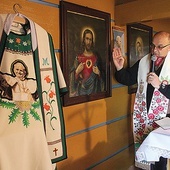 Ks. Stanisław Kowalik pobłogosławił ornat papieski, wyhaftowany przez panie z miejscowego Koła Gospodyń Wiejskich w darze dla największego bacy.
