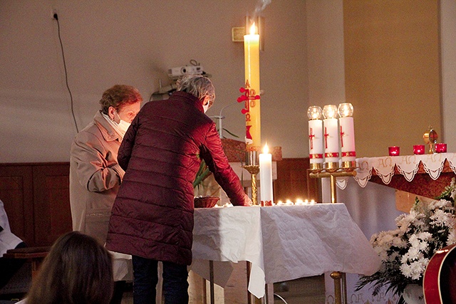 	W Kutnie widocznym znakiem przyjęcia darów Parakleta było zapalenie świec.