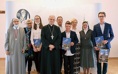 Wspólne zdjęcie laureatów i ich katechetów z biskupem.