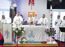 25-latkowie ze swoim dawnym rektorem przy jednym ołtarzu.