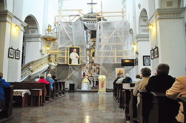 ◄	Każdego dnia w południe gromadzą się tu wierni.