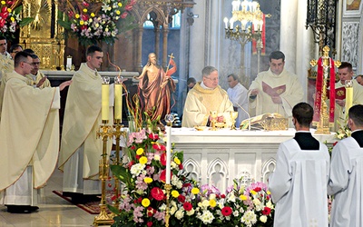 ▲	Tegoroczni neoprezbiterzy koncelebrują z bp. Henrykiem Tomasikiem swą pierwszą Eucharystię. Przy ołtarzu od lewej księża: Michał Kopciński, Michał Nachyła, Paweł Łęcki i Łukasz Szymański.