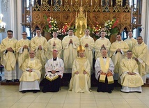 ▲	Neoprezbiterzy z biskupami i zarządem Wyższego Seminarium Duchownego.