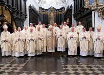 Księża jubilaci z metropolitą gdańskim i biskupami pomocniczymi.