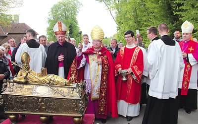 Uroczystości w sanktuarium rozpoczyna co roku pielgrzymka z relikwiami chrzciciela Gdańska, od bazyliki Mariackiej do kościoła na południowej granicy miasta.