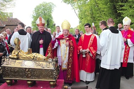 Uroczystości w sanktuarium rozpoczyna co roku pielgrzymka z relikwiami chrzciciela Gdańska, od bazyliki Mariackiej do kościoła na południowej granicy miasta.