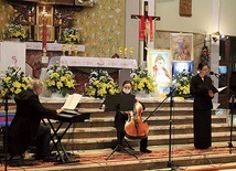 Janusz Kohut, Urszula Mizia i Joanna Korpiela-Jatkowska zagrali i zaśpiewali dla św. Jana Pawła II.