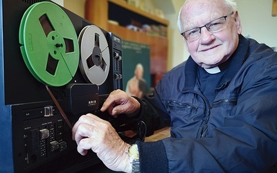 Ks. Jerzy Rasiak przy magnetofonie szpulowym,  na którym wycinano dźwięk do filmów.
