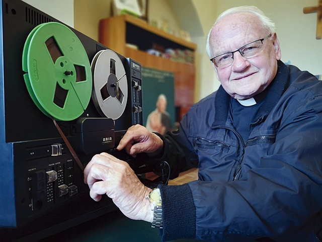 Ks. Jerzy Rasiak przy magnetofonie szpulowym,  na którym wycinano dźwięk do filmów.