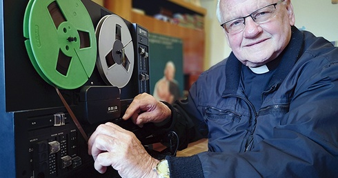 Ks. Jerzy Rasiak przy magnetofonie szpulowym,  na którym wycinano dźwięk do filmów.