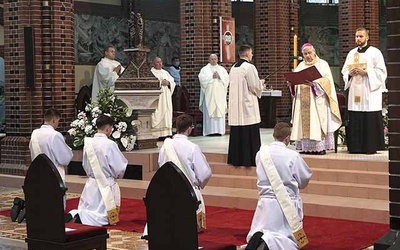 W katedrze sakramentu kandydatom udzielił bp Jan Kopiec.