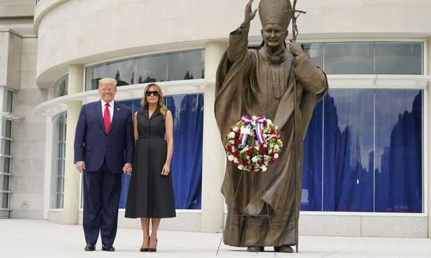 Trump składa wieniec pod pomnikiem św. Jana Pawła II. Arcybiskup Waszyngtonu go krytykuje