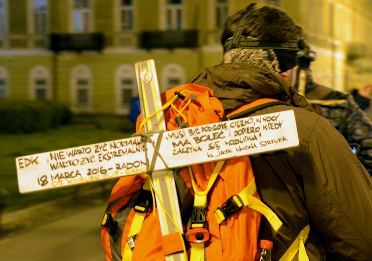 Każdy będzie pokonywał trasę indywidualnie, dostosowując się do panujących przepisów prawa, zaleceń sanitarnych oraz do zasad poruszania się w ruchu drogowym.