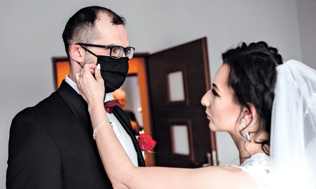 Adrianna i Łukasz Bardzińscy wzięli ślub  w maseczkach.