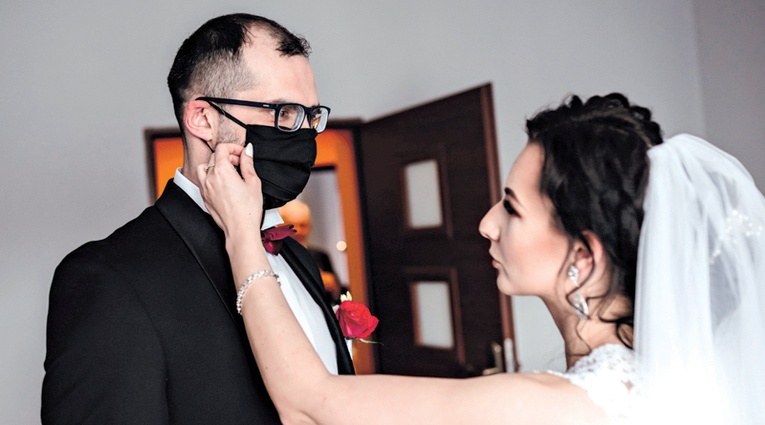 Adrianna i Łukasz Bardzińscy wzięli ślub  w maseczkach.