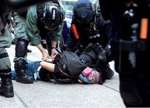 Policja brutalnie tłumi demonstracje w Hongkongu.