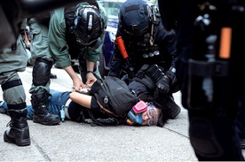 Policja brutalnie tłumi demonstracje w Hongkongu.