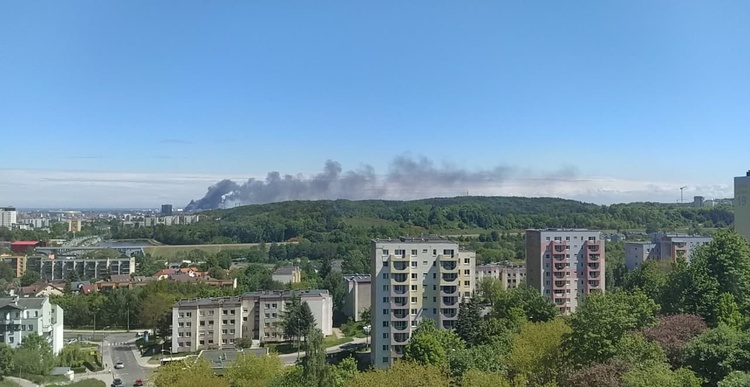 Kłęby dymu było widać z kilku kilometrów.