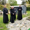 Jeszcze przed domem księża odśpiewali jubilatowi "sto lat".