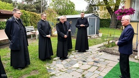 Jeszcze przed domem księża odśpiewali jubilatowi "sto lat".