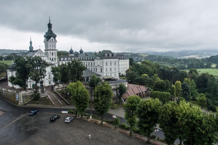 Sanktuarium i klasztor w Tuchowie.