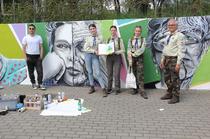 Cukin maluje graffiti wokół hospicjum