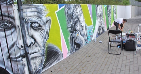 Cukin maluje graffiti wokół hospicjum