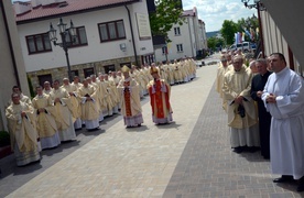 Po Mszy św. celebransi przeszli z bazyliki na plac przed Ostrą Bramą, gdzie zostali zawierzeni przez ordynariusza Matce Bożej.