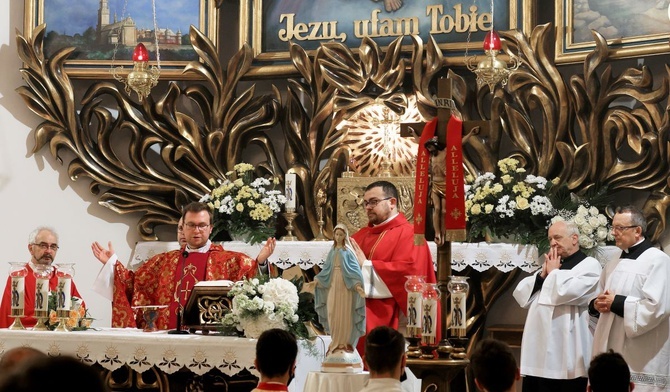 Ks. Maciej Godzieszka podczas prymicyjnej Eucharystii