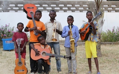 Zbudujmy razem 5 pierwszych klas African Music School!