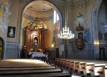 Kościół w Łopacinie - lokalne sanktuarium maryjne, w którym jeden z większych odpustów jest odprawiany na Zielone Świątki - Zesłanie Ducha Świętego.