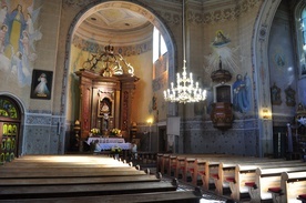Kościół w Łopacinie - lokalne sanktuarium maryjne, w którym jeden z większych odpustów jest odprawiany na Zielone Świątki - Zesłanie Ducha Świętego.