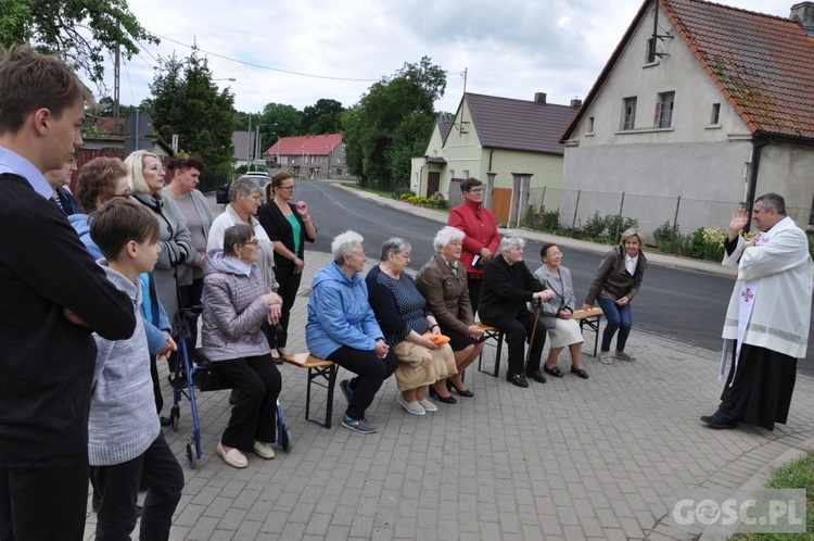 W Retkowie przeniesiono kapliczkę