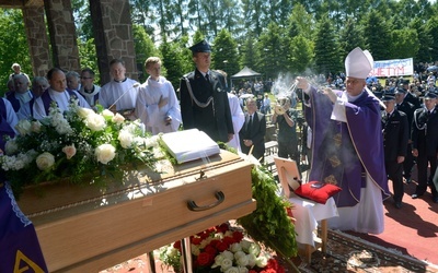 Msza św. pogrzebowa sprawowana była na ołtarzu polowym kałkowskiego sanktuarium. Modlitwom przy trumnie zmarłego kapłana po Eucharystii przewodniczył bp Jan Piotrowski, ordynariusz kielecki.