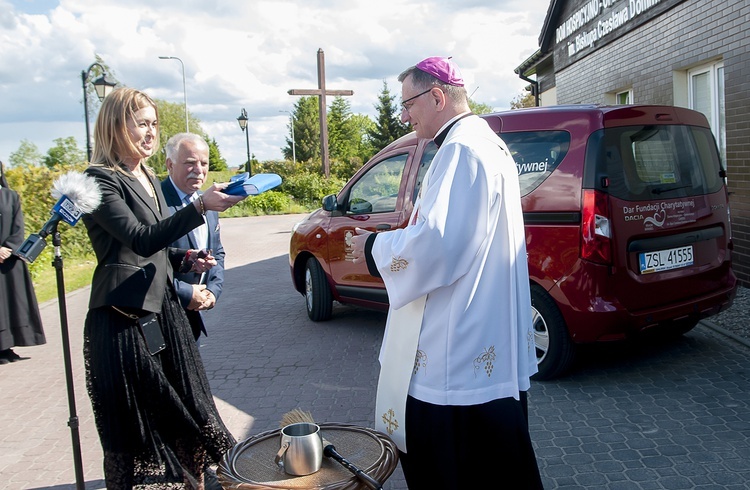 Prezent dla darłowskiego hospicjum 