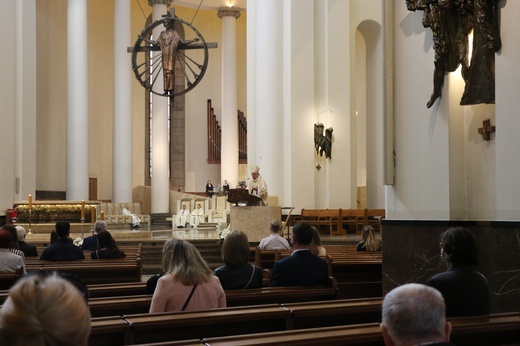 Katowice. Maturzyści w katedrze